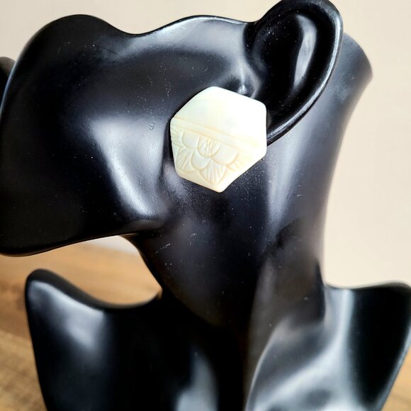 Large vintage Mother of Pearl earrings with carved flowers. - Picture 2 of 8